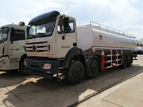Camión cisterna de combustible 8×4