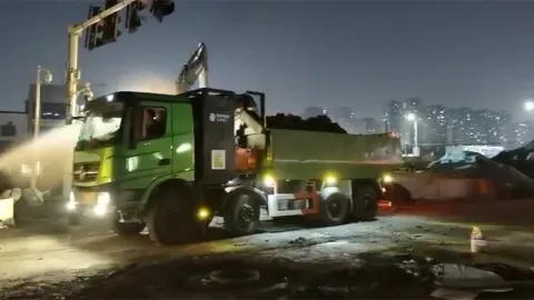 Camión volquete eléctrico en mina de hierro