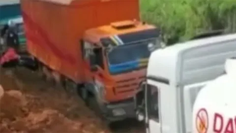 Camión pesado de BeiBen circulando por un camino fangoso