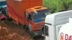 Camión pesado de BeiBen circulando por un camino fangoso