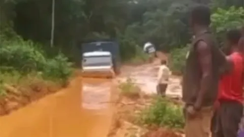 Camión pesado de BeiBen circulando por aguas de alto nivel