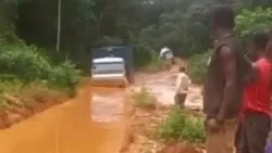 Camión pesado de BeiBen circulando por aguas de alto nivel