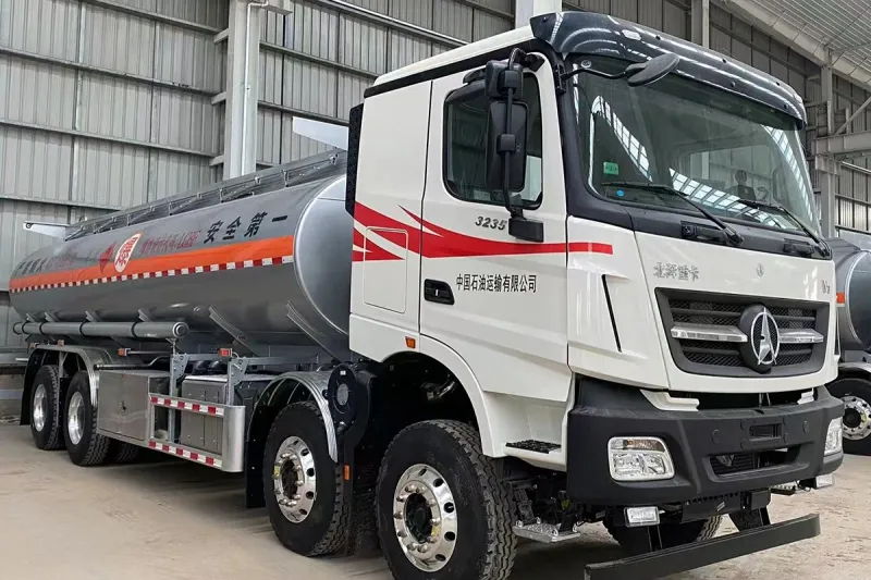 Camión cisterna de combustible 8×4