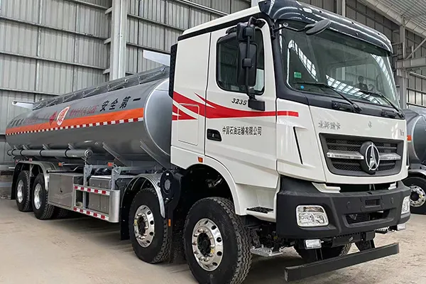 Camión cisterna de combustible 8×4